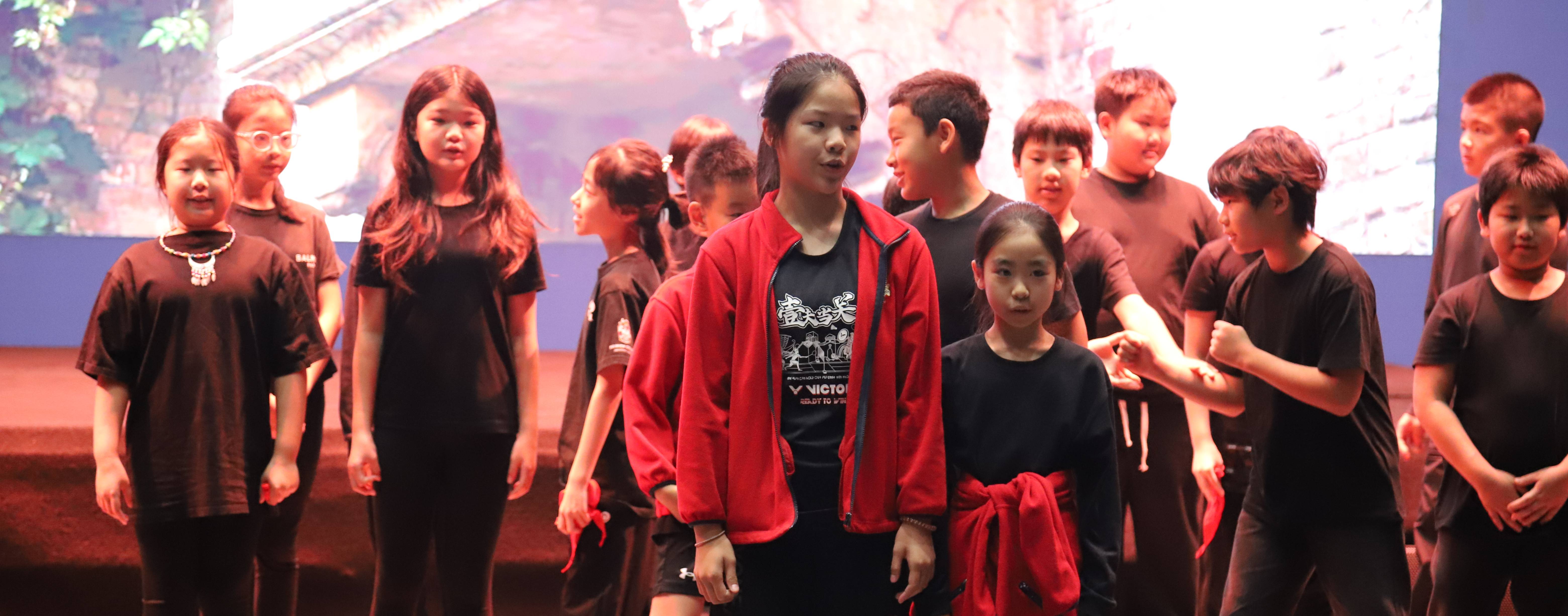 10月14日至10月18日，RSC的资深表演艺术教育专家Sam Redford老师受邀来到上海德闳，引领小学五年级及初中部的学子们参与了别开生面的工作坊。