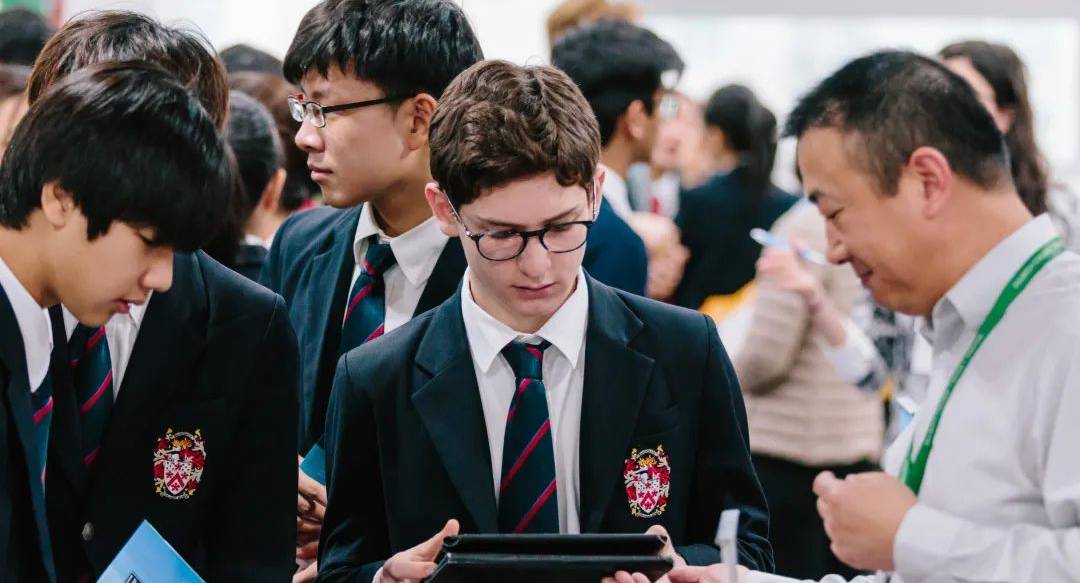 德威学子,载梦前行
