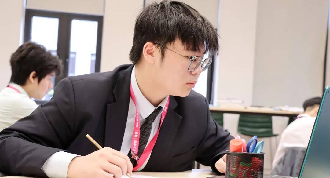 德威浦西学生在UKMT数学竞赛中再创佳绩