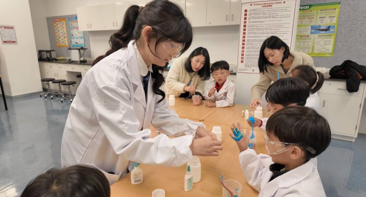 学生成为导师:在德威社群中点燃科学探索的好奇心