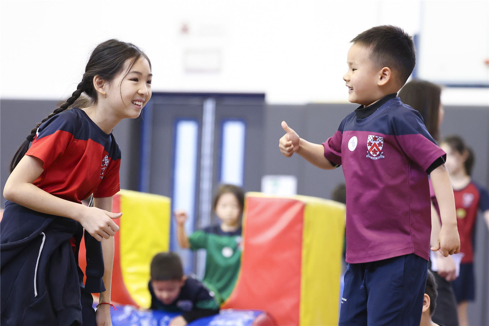 学生互相帮助鼓励