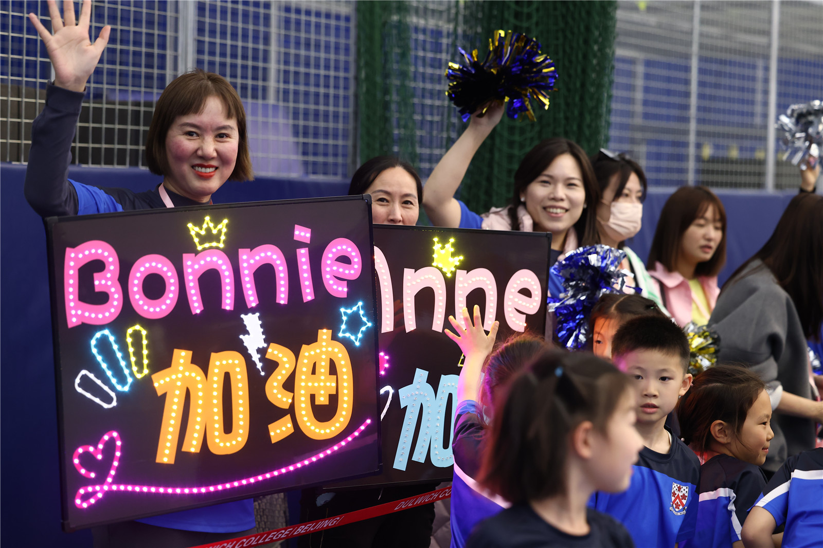 家长在运动会上为孩子加油