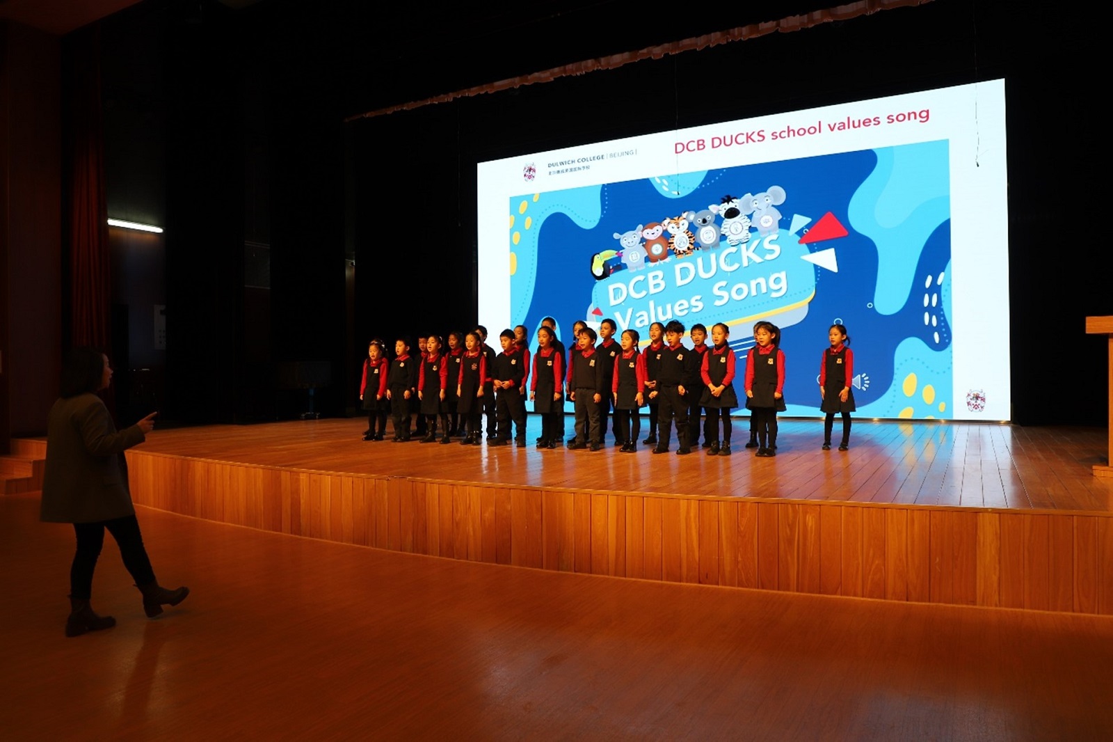 学前部学生为家长们表演学前部的《价值观之歌》。