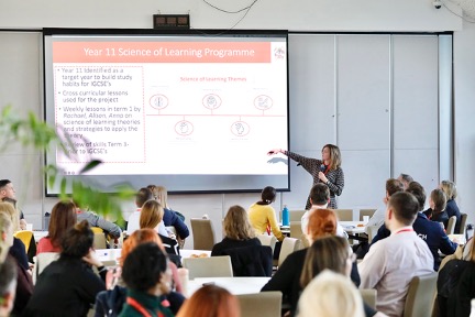 Rachael Thornton 在教师发展项目上发言