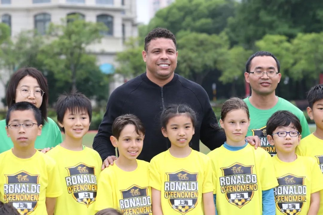 巴西足球传奇, Ronaldo Luis Nazario de Lima, 于我校球场指导德威学子踢球