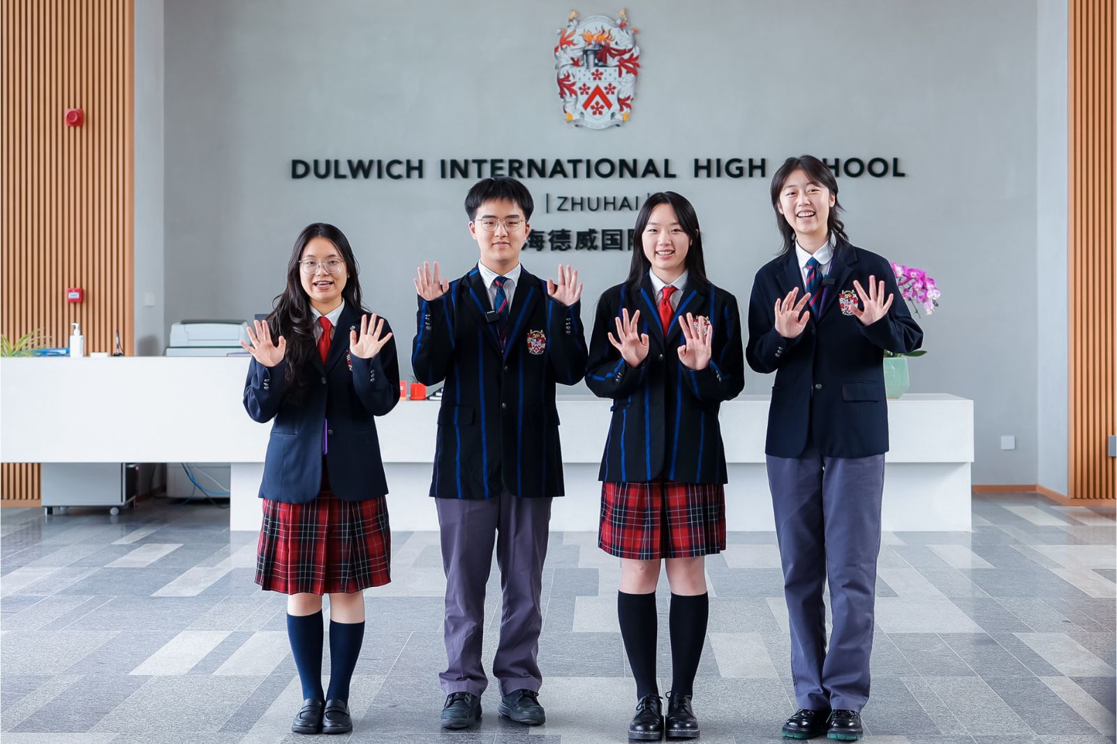 学生会主席/副主席欢迎大家回校  从左到右：Jessica L(Y12), Daniel L(Y13), Isabella L(Y13), Nina S(Y12)