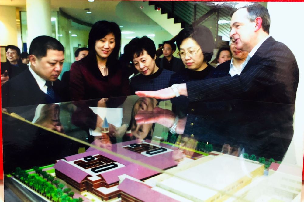 政府要员与DCI集团首席执行官Christian Guertler先生共同查看大楼规划图