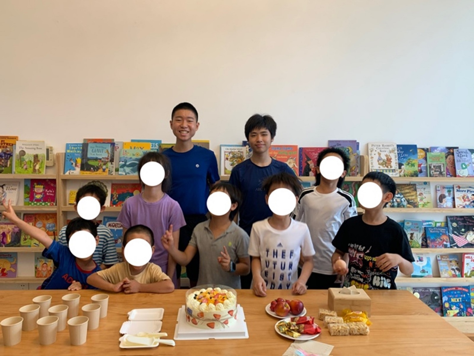 夏令营最后一天大家共享零食和蛋糕