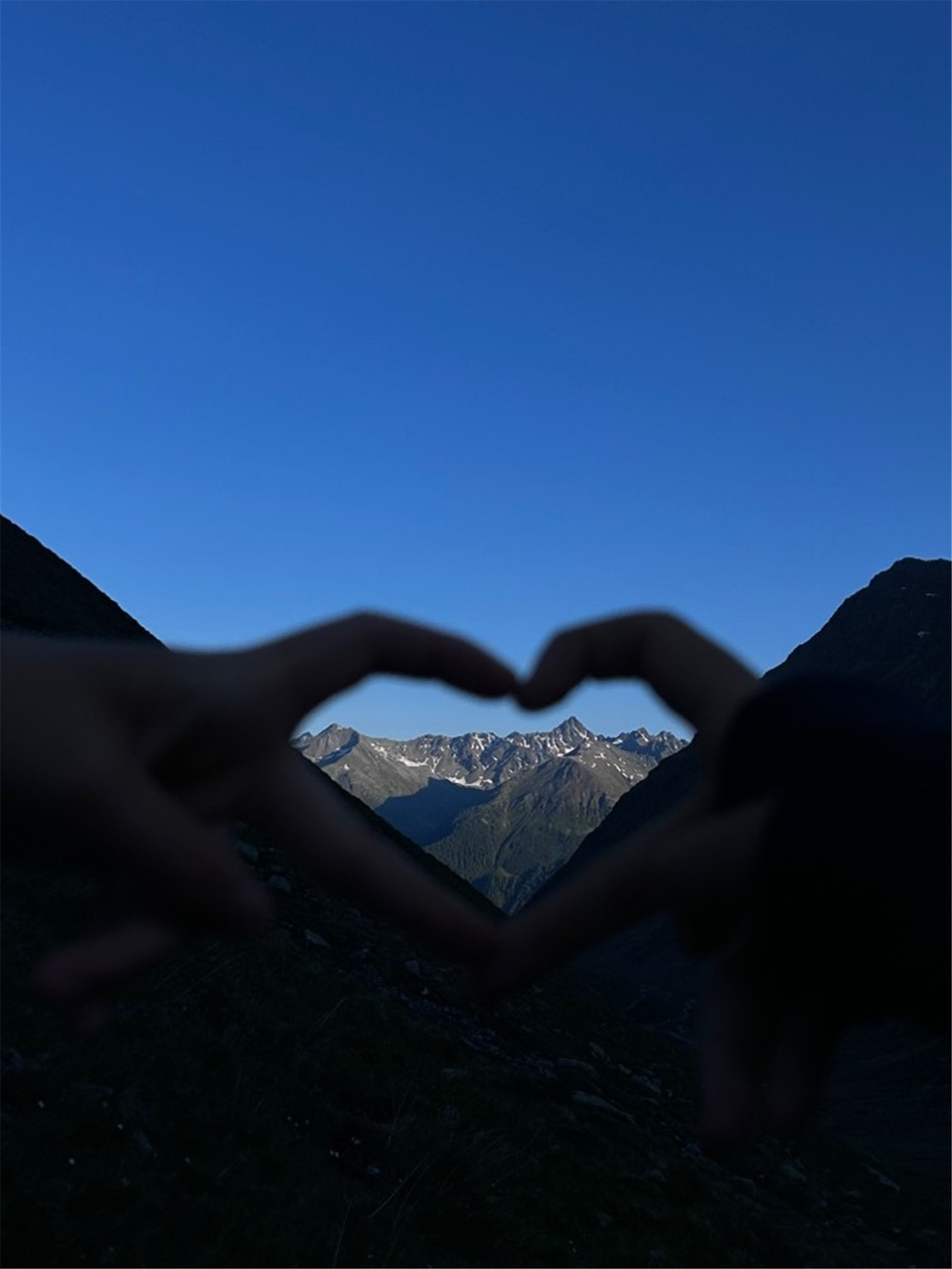 在高山上的小屋里度过的夜晚，周围是雄伟的景色和点缀在夜空中的耀眼的星星