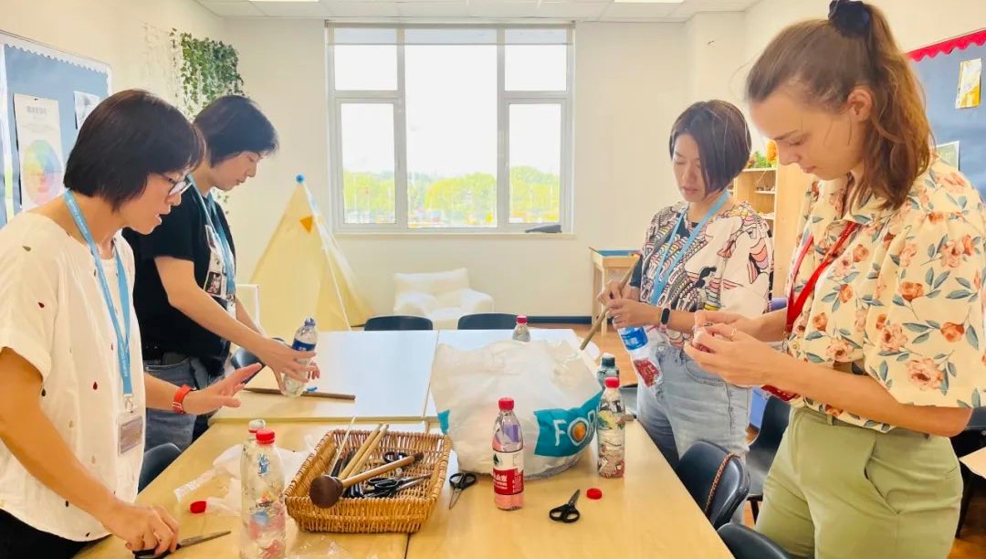 快来参加我们的生态砖工作坊吧