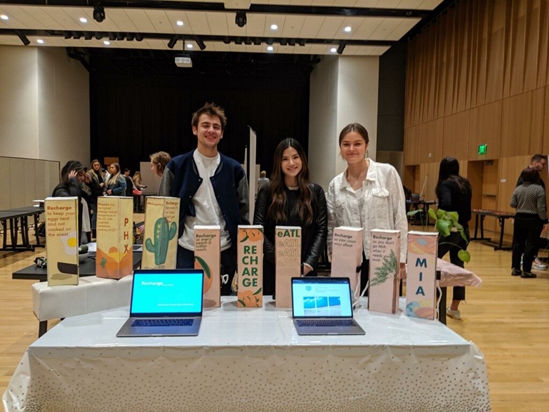 大学时代:Rachel和她的团队成员在创意战略课程的最后一场演讲中——主题是气候和品牌之间的互通之处。