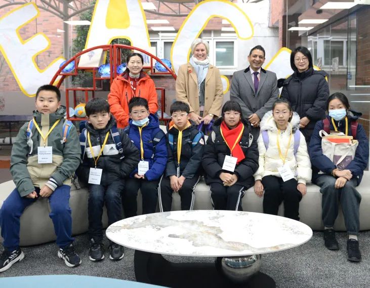 8名学生合照