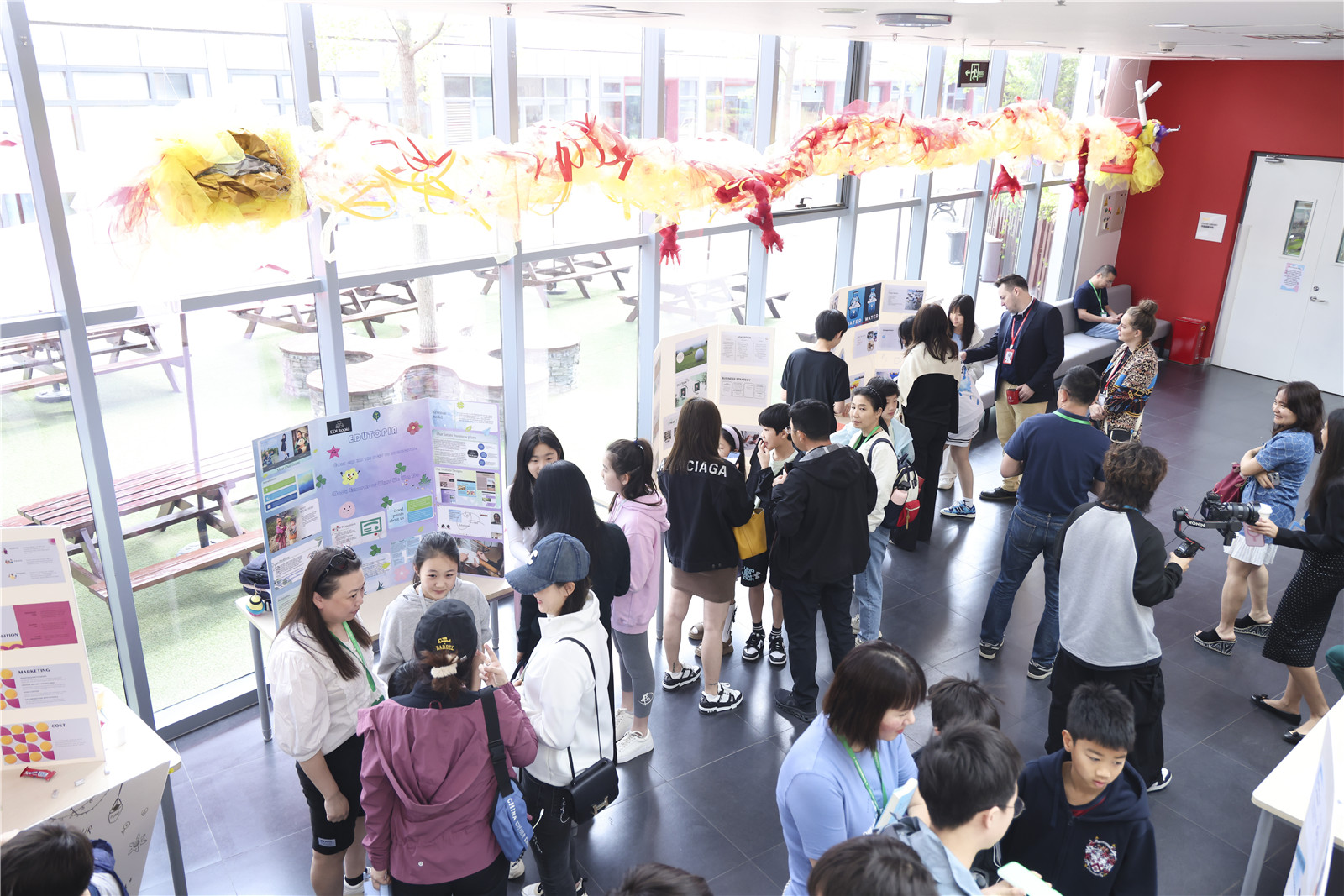 学生展示商业项目创意