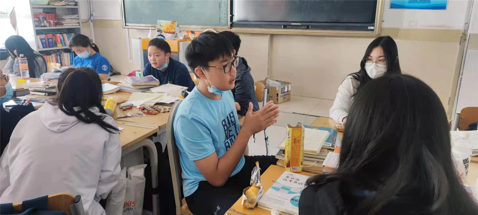 Eddy teaching English to migrant students as a volunteer teacher