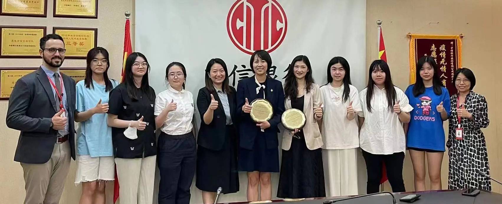 - Vivian在12年级参与银行实习 -