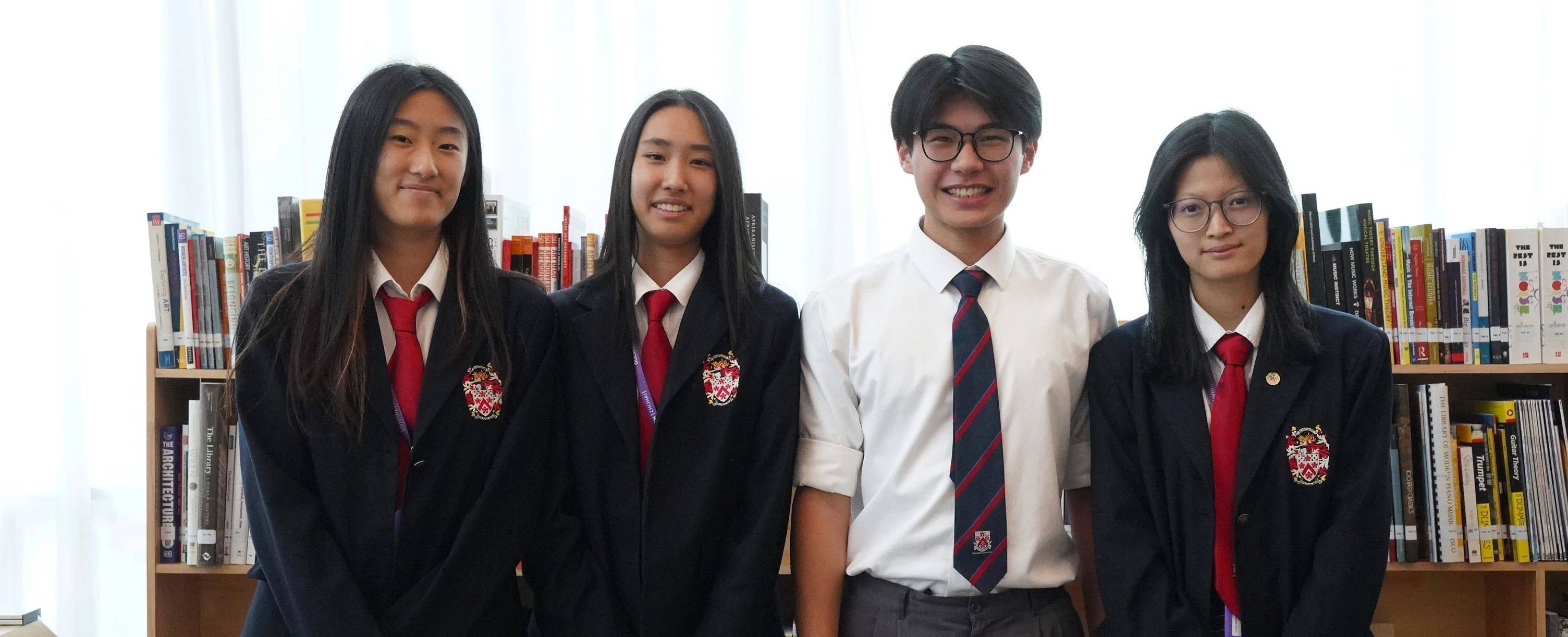 Brandon与Joanne (左一)、Marian (左二)、  Emily (右一)组成今年的学校年鉴编辑小组