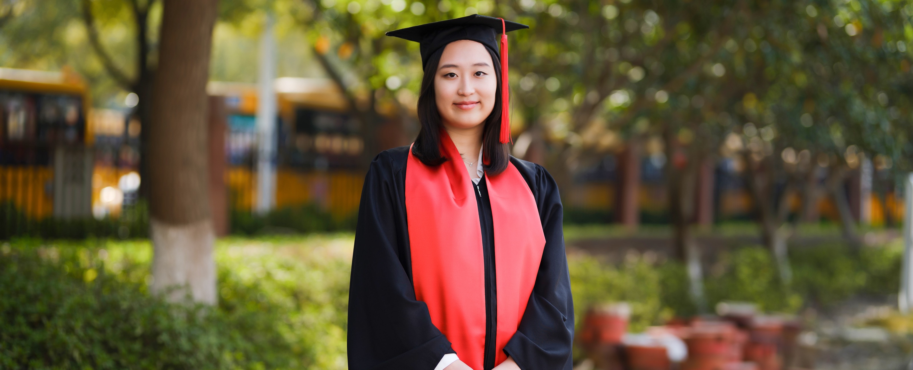 Yewon L的毕业肖像照