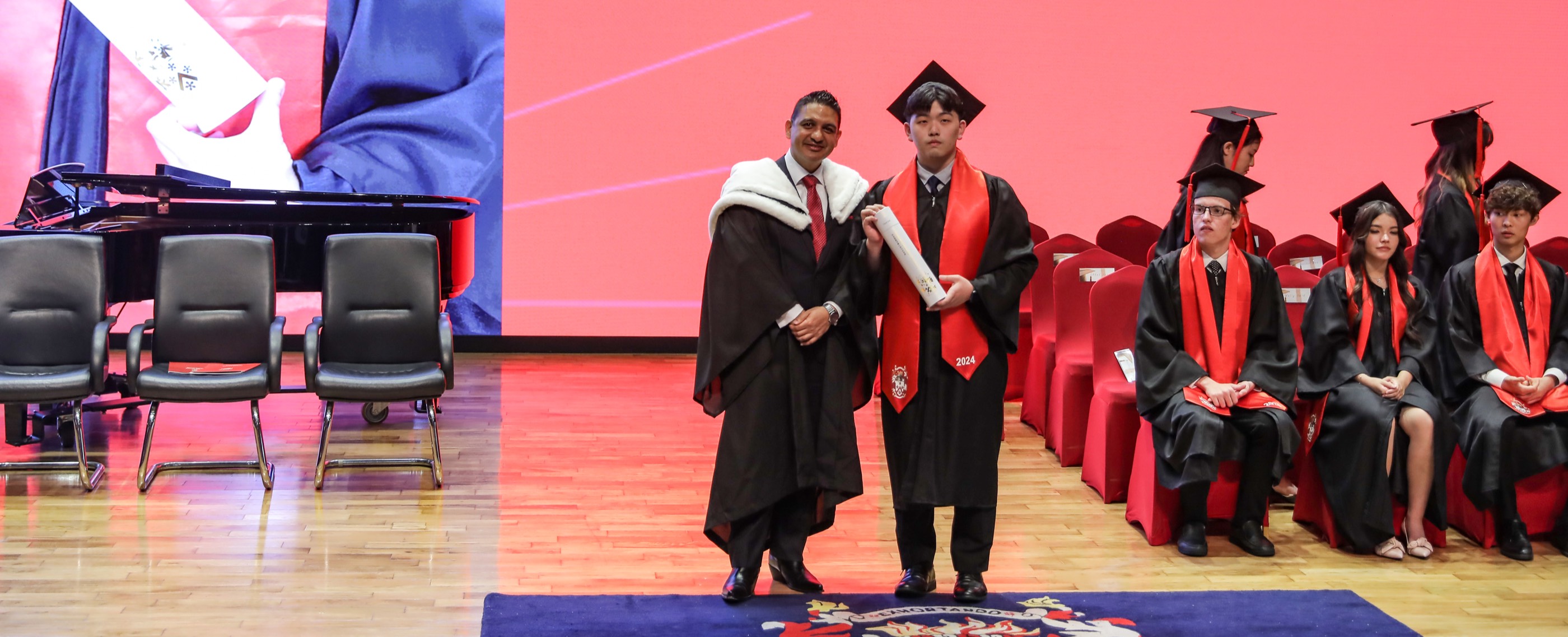 Chad B在毕业典礼现场