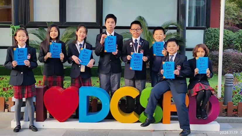 The Very Nosy Book of Mathematics创作团队