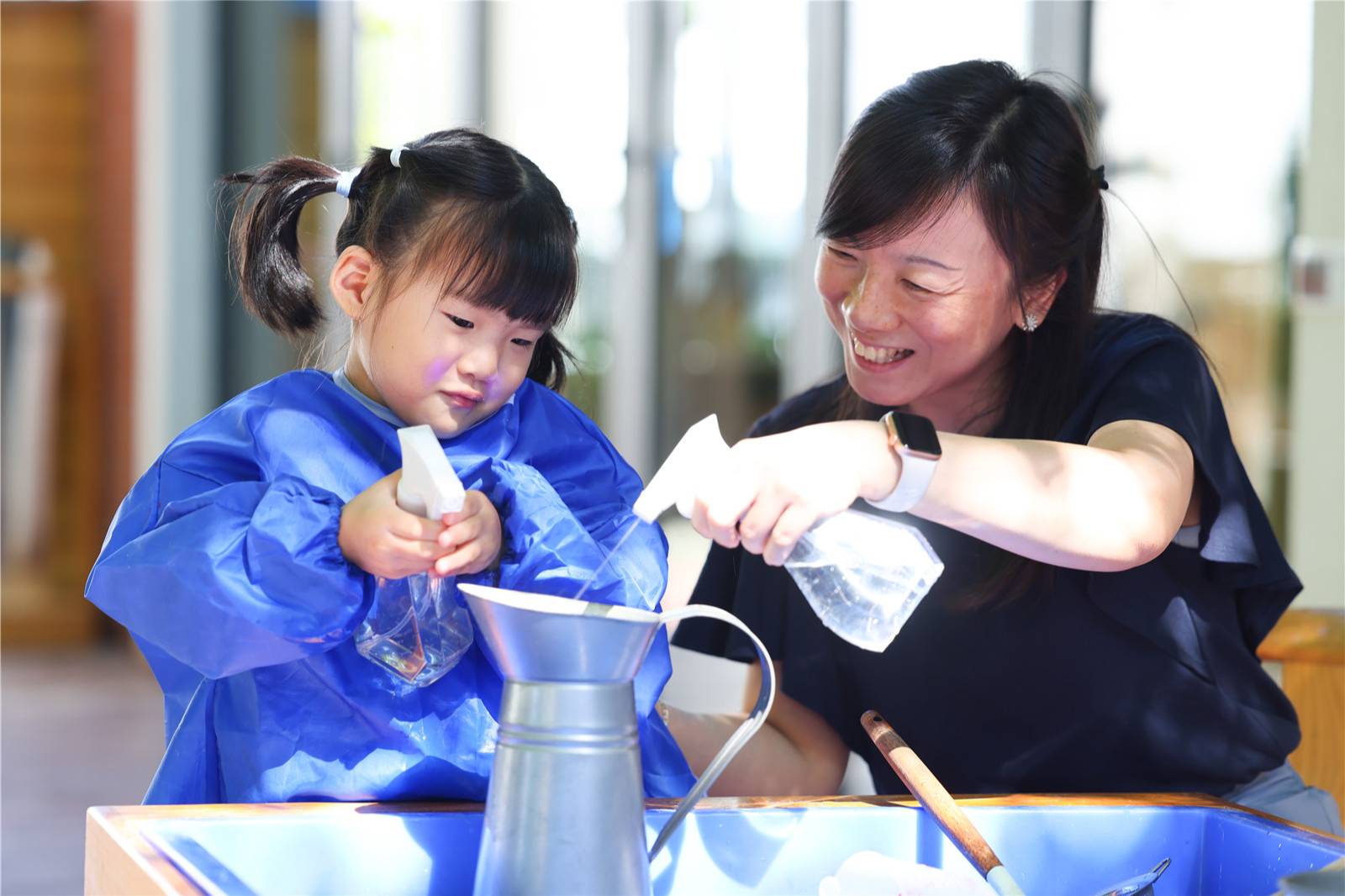 幼儿园孩子与老师在课堂上互动