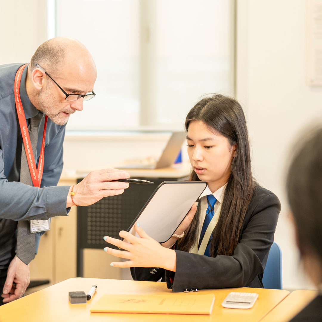 德威不仅是学习的地方，更像我们的第一个创业试验场，让我们敢于尝试、不断成长和改进。