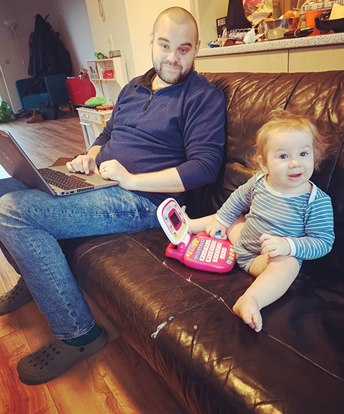 Daniel在新冠隔离期间在家工作