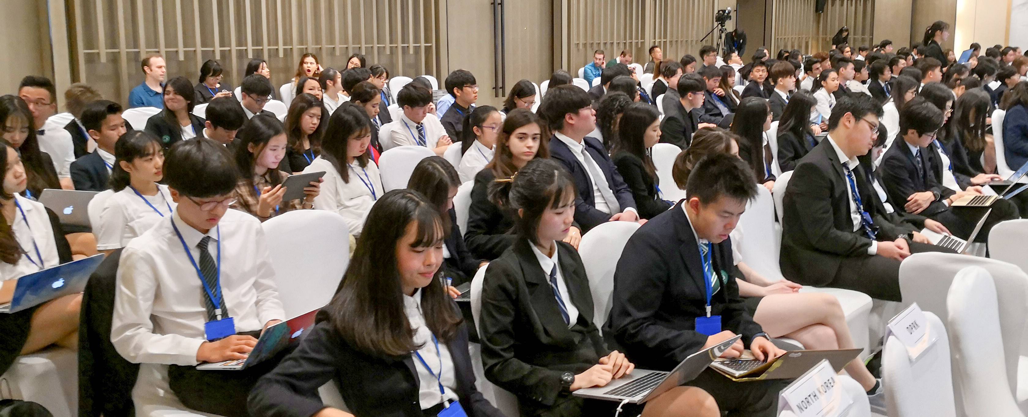 参加的学生在做准备中