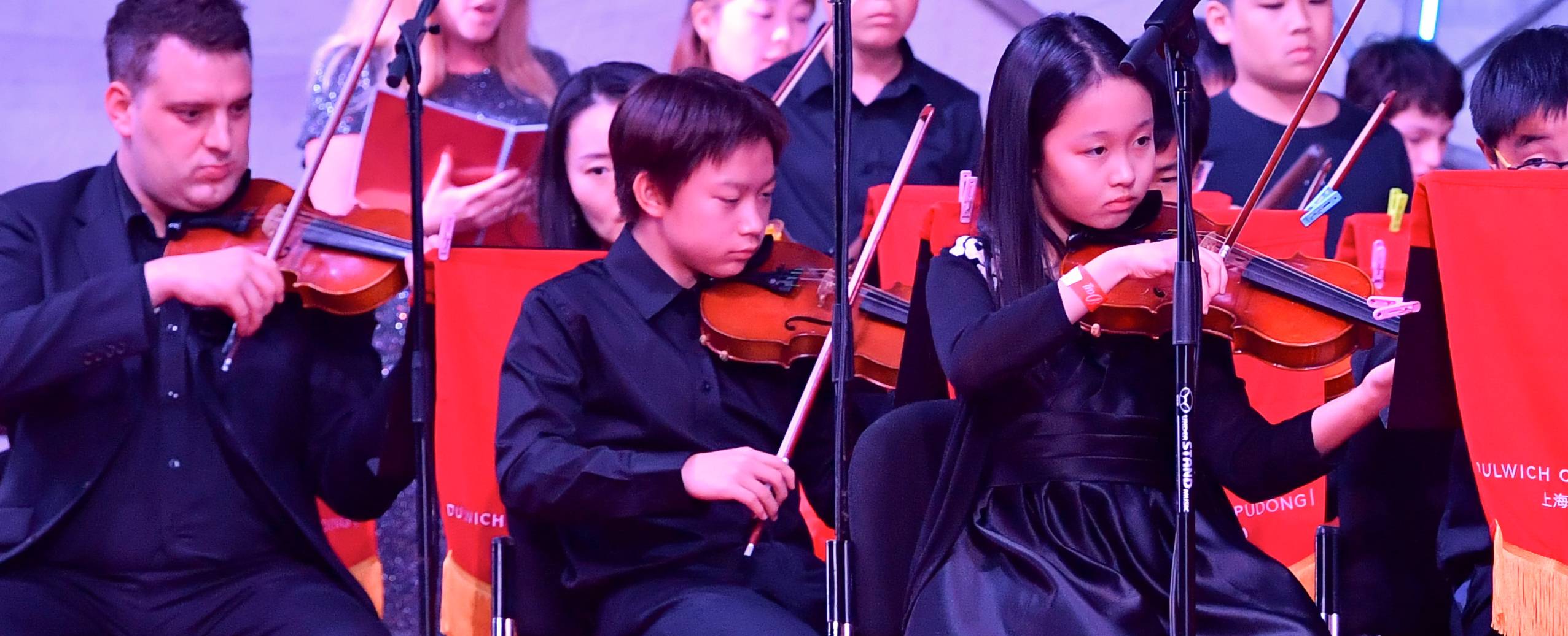 Patrick和小学生在校庆音乐会演奏