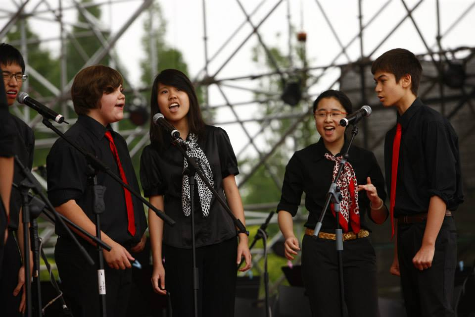 Monica Chan和合唱队在台上表演 (2013)