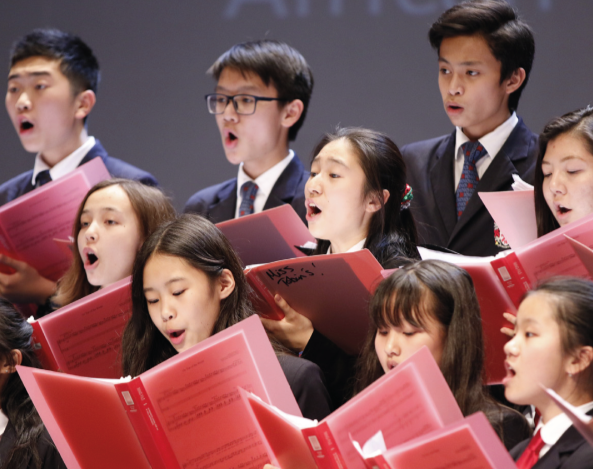 Mao在学校的合唱团中演唱