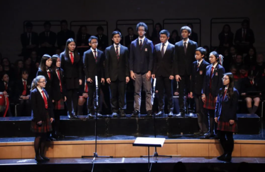 Mao在同声合唱小组演唱