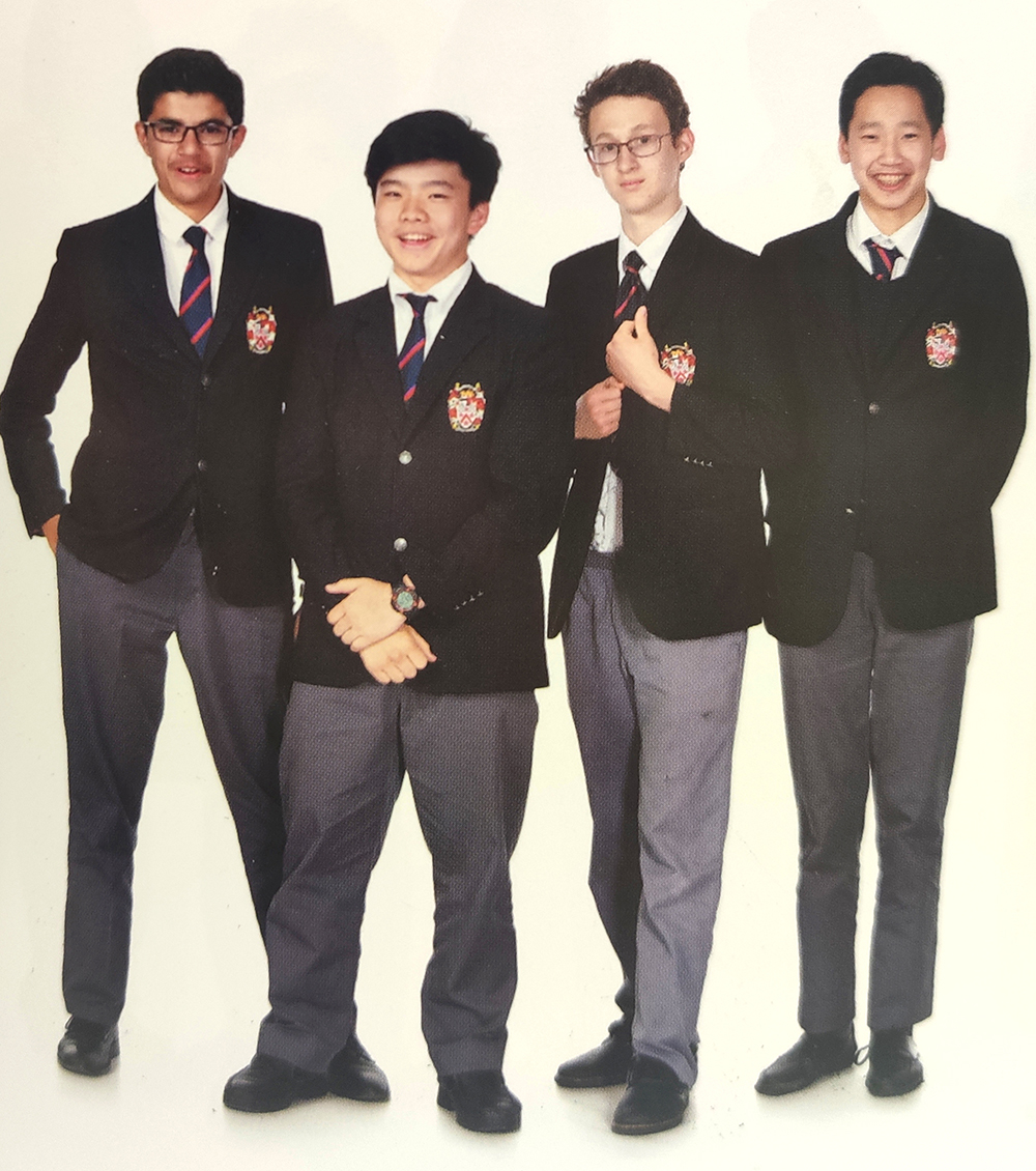 2018: Derek和十年级的同学合影