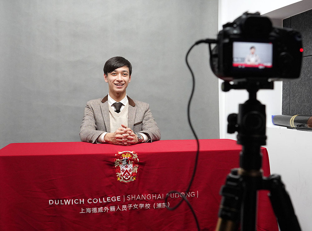 Yoran 在“德威电视”播报校园新闻