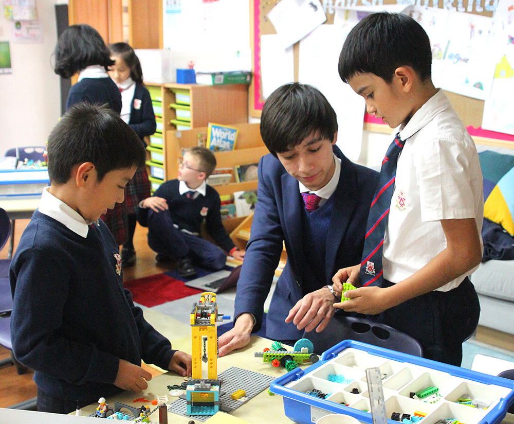 Yoran在小学部的STEAM课外活动课上辅导低年级学生