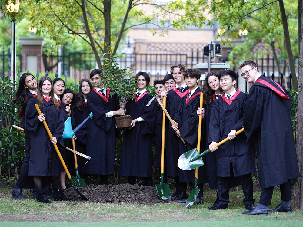 Yoran 在毕业植树典礼上的合照 (左六)