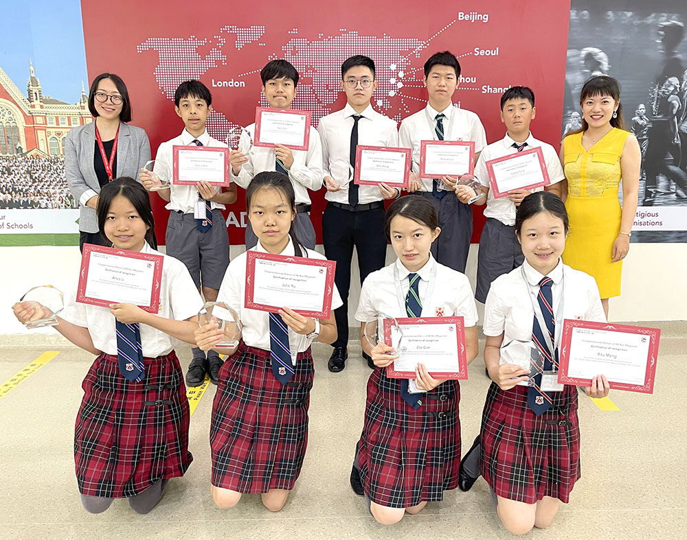 Members of the De Xin editorial team receive a certificate and a trophy after publication of the mag