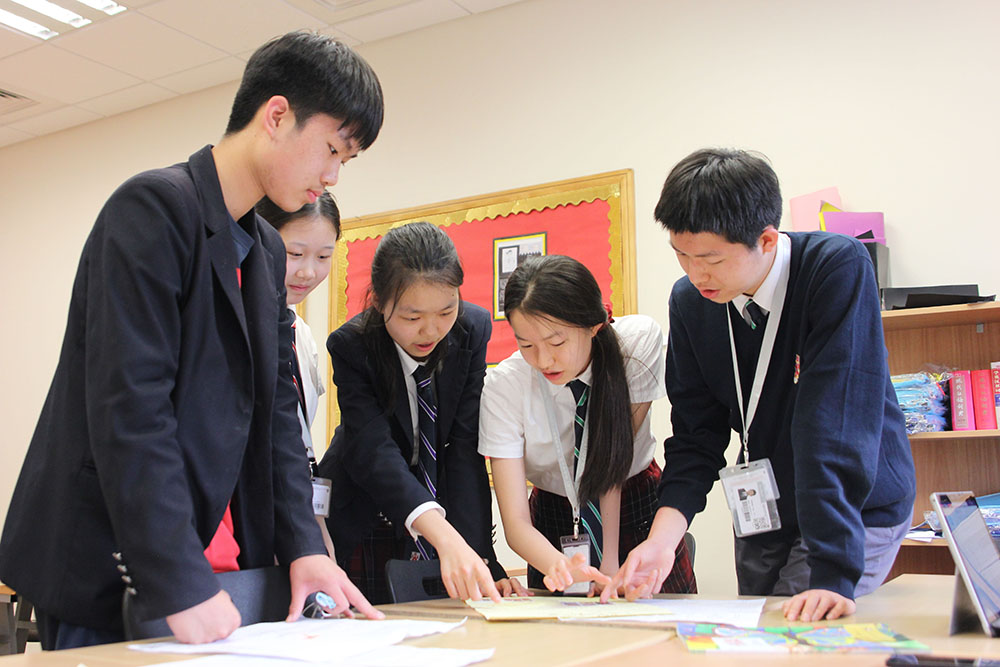 Michael discusses a submission with the rest of the De Xin editorial team