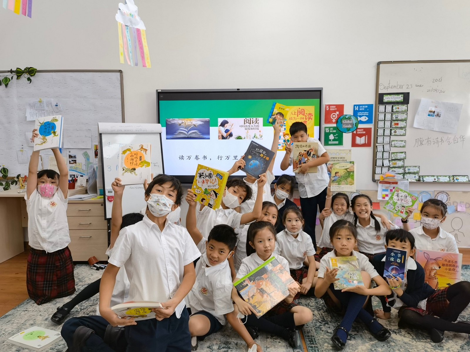 Year 4 students reading Chinese books