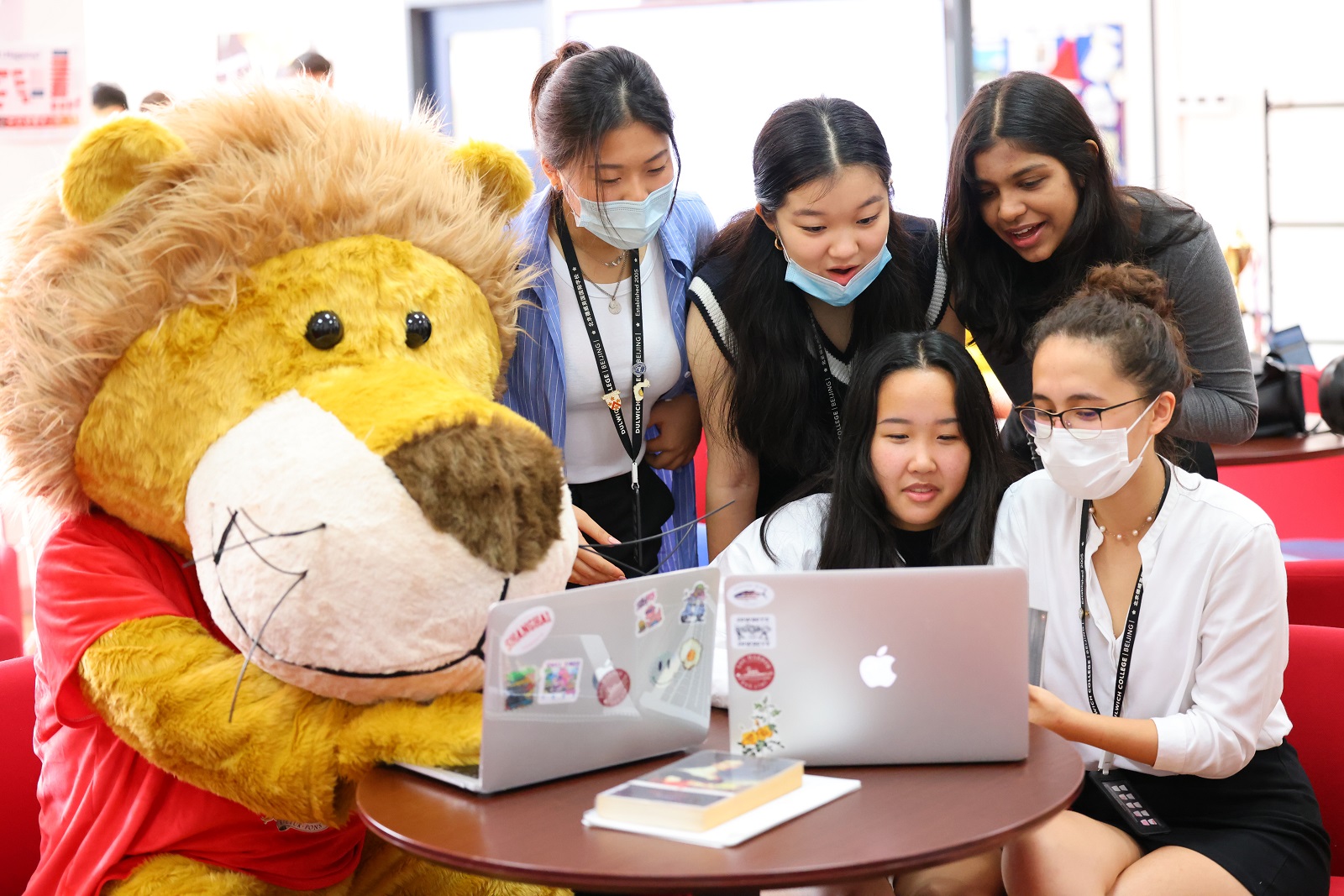 学生在IB Common room