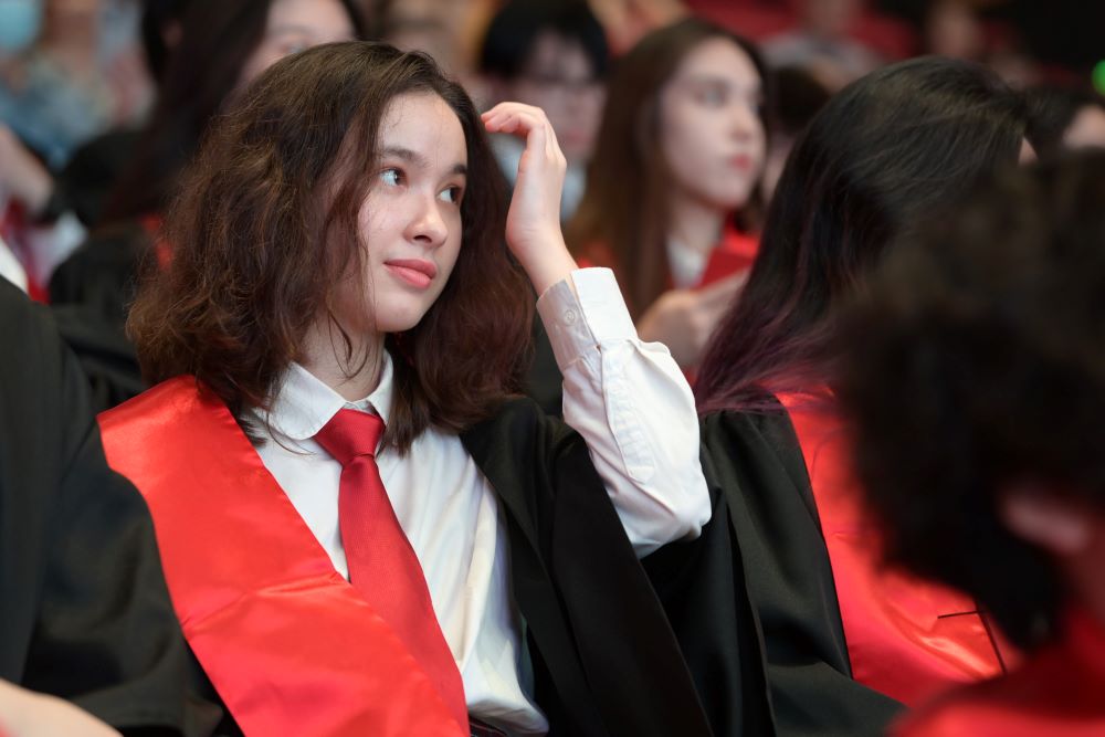 Kyra参加13年级毕业典礼