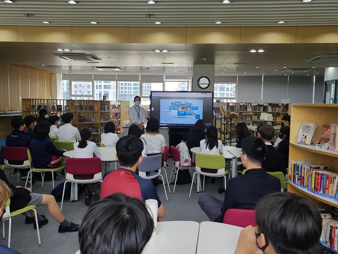 Sungjoon presenting to DCSL students