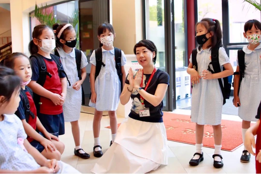 中间为卞潇春老师