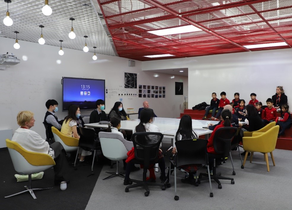 北京德威校领导团队与学生一起讨论新徽标