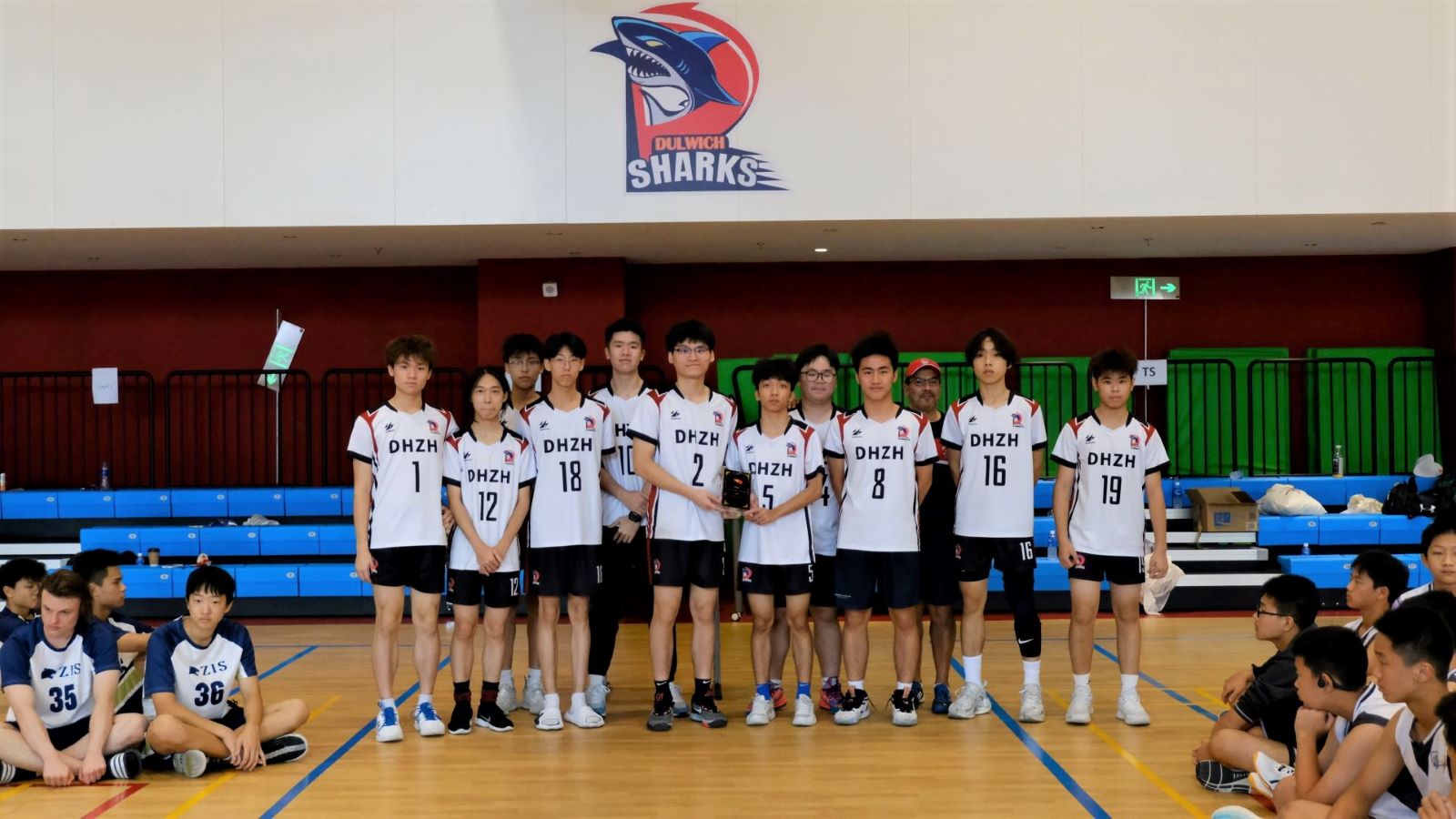 珠海德威男子排球队在珠江协会（PRC）的国际化学校排球联赛中获得第三名