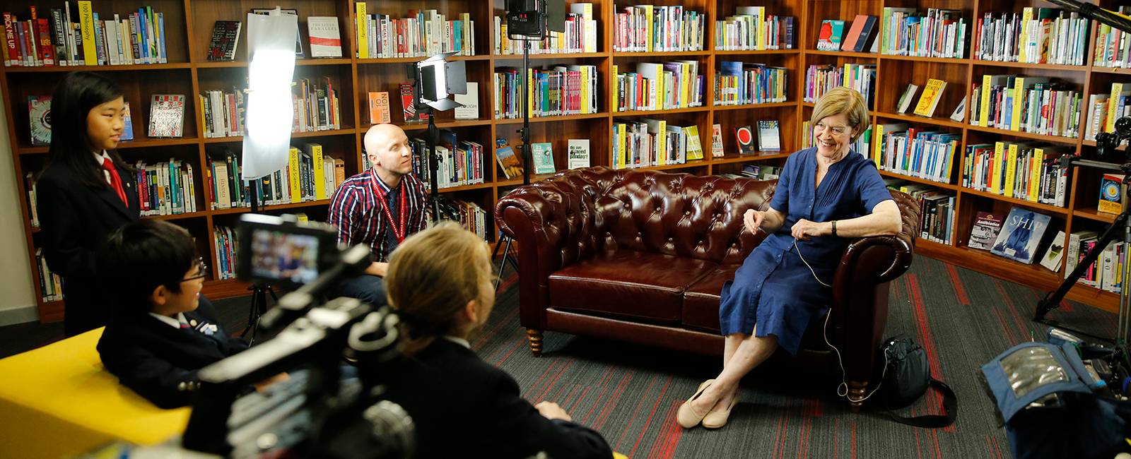 德威浦东的同学们采访沙克尔顿女士。