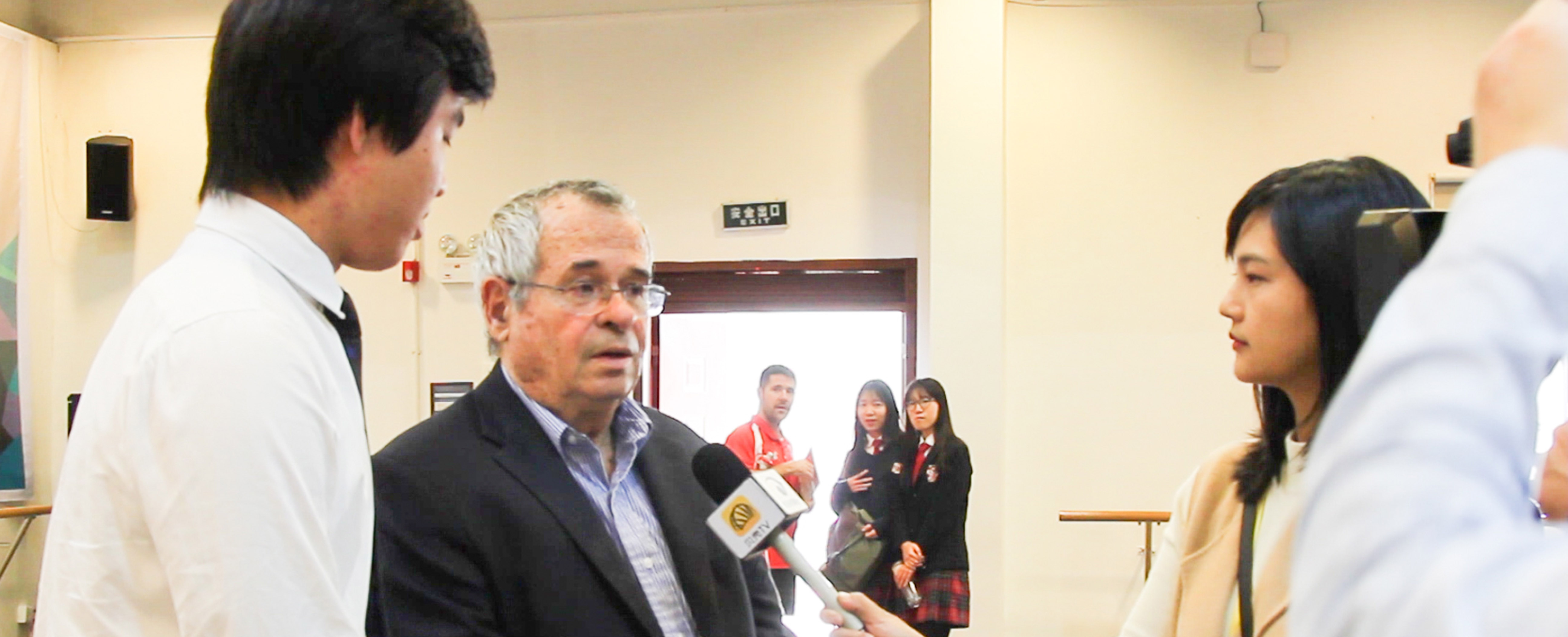 诺奖得主Arieh 博士演讲后接受媒体采访