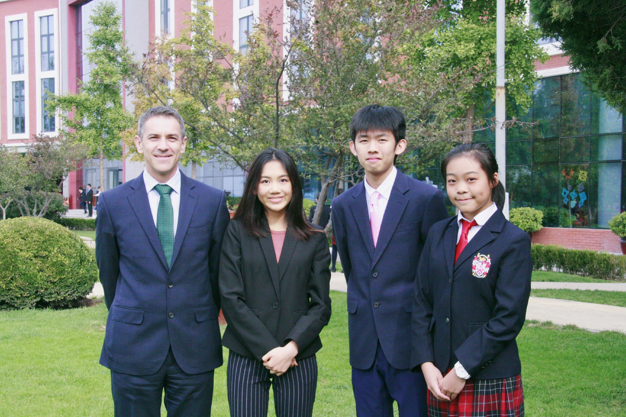 北京德威校长与2019年收获“剑桥卓越学子奖”的学生们