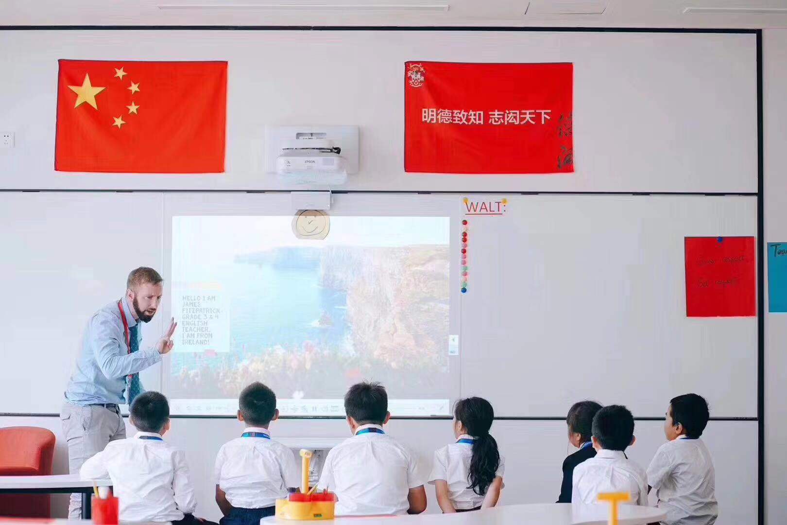 德闳英文老师向新学生介绍自己