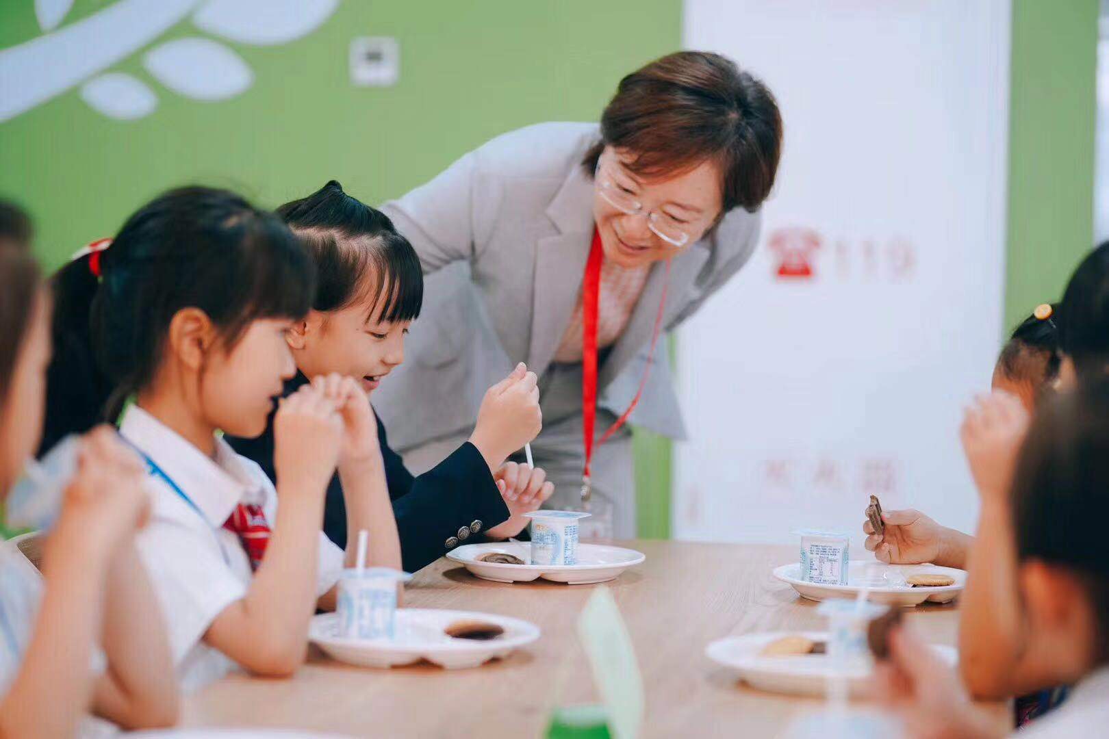 德闳学生在餐厅享用间点