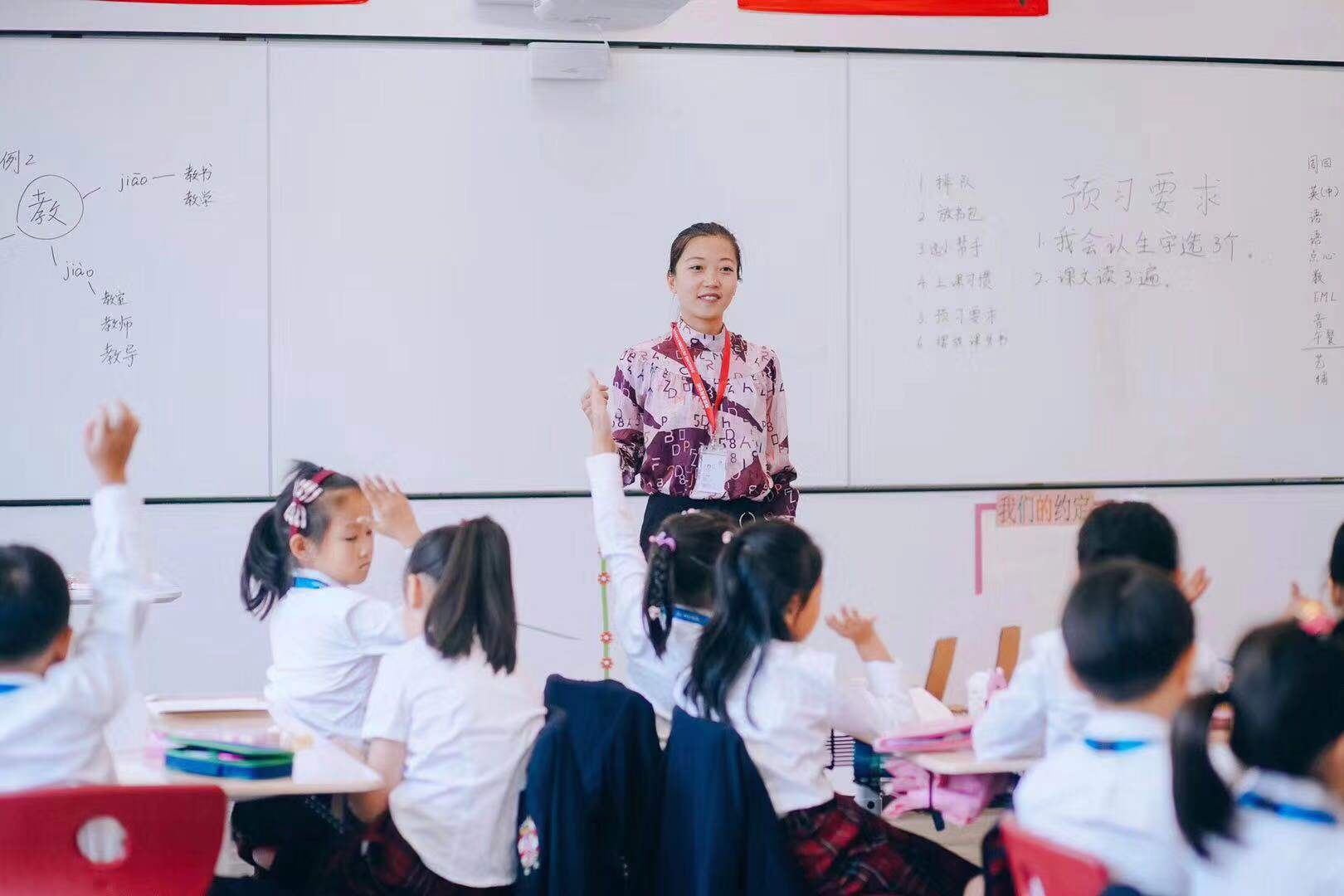德闳的中国老师正向新生提问